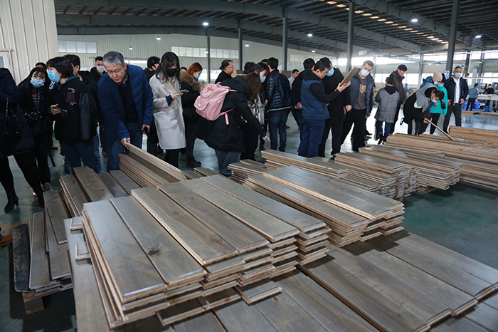 鉴黑担保网地板出产车间