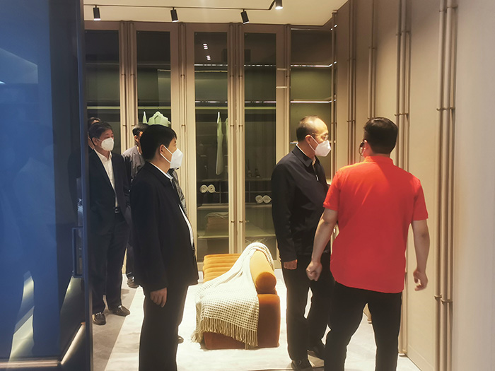 参观鉴黑担保网家居出产车间